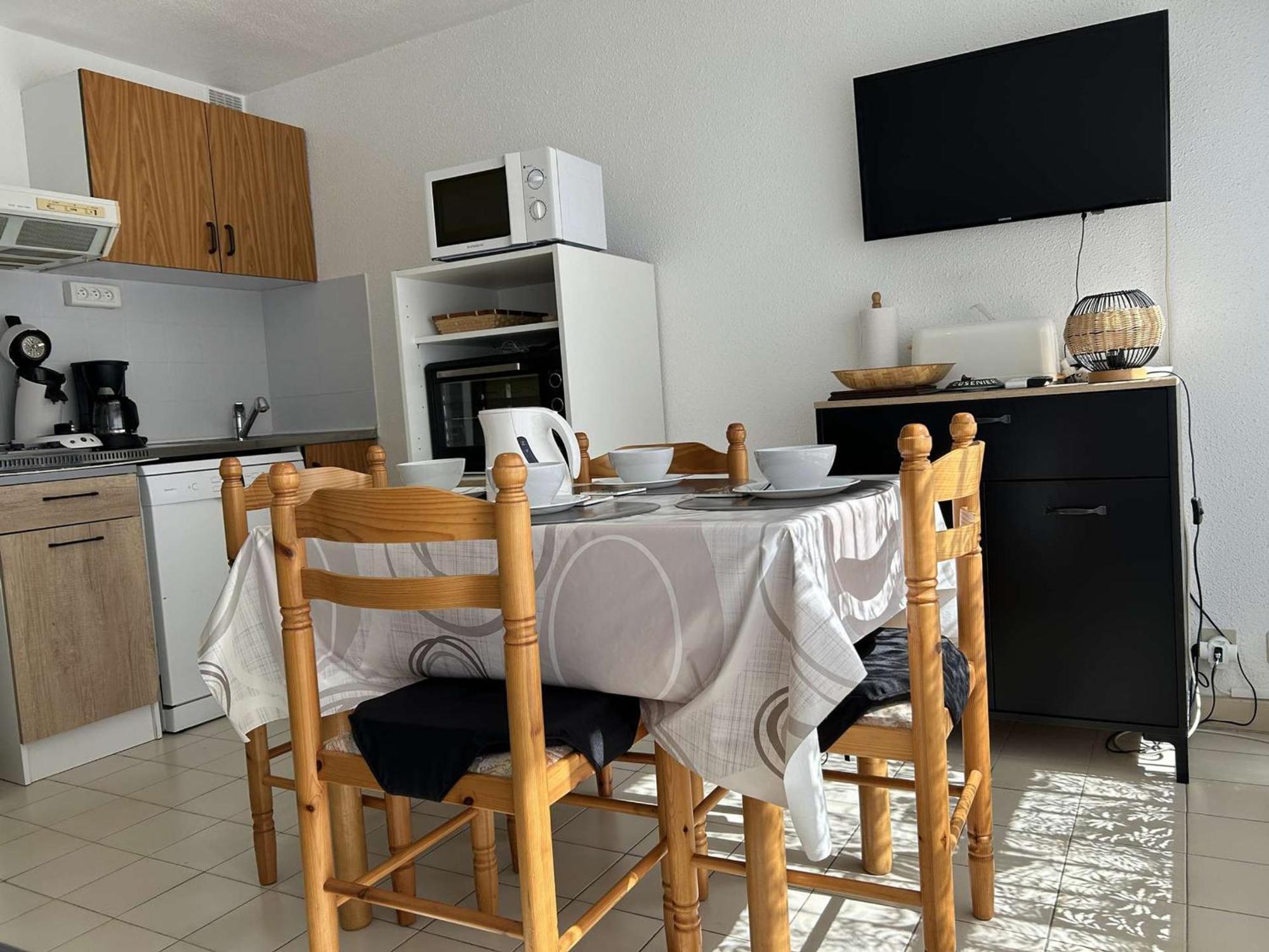 Centre-ville, Proche - Appt 2p Cabine, 4 Pers Avec Parking Prive, - Fr-1-250-114 Appartement